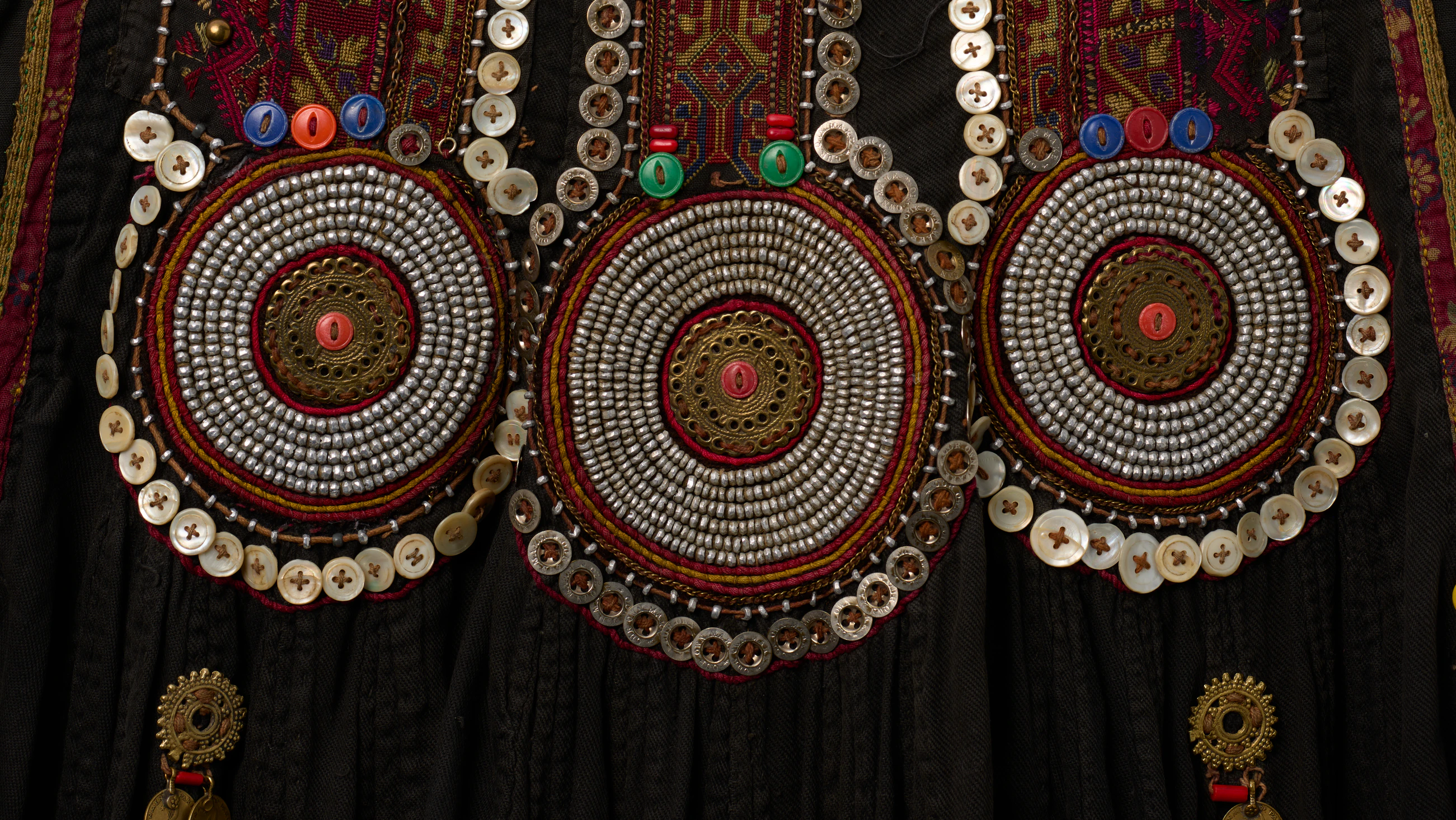 Embroidered Traditions from Morocco to Afghanistan 전시 이미지