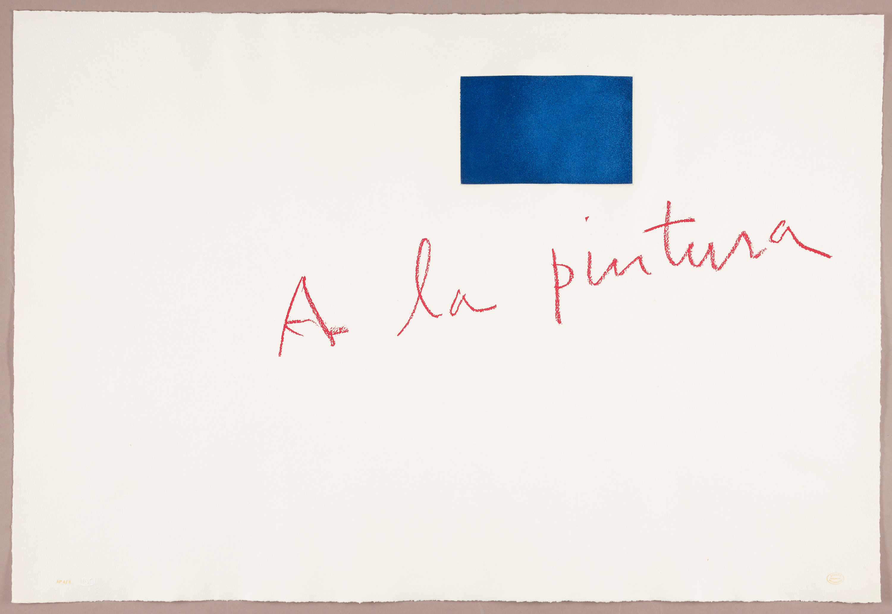 On a white sheet of paper, a small, bright  blue rectangle appears above red handwritten text that cuts diagonally across the page and reads: “A la pintura.”