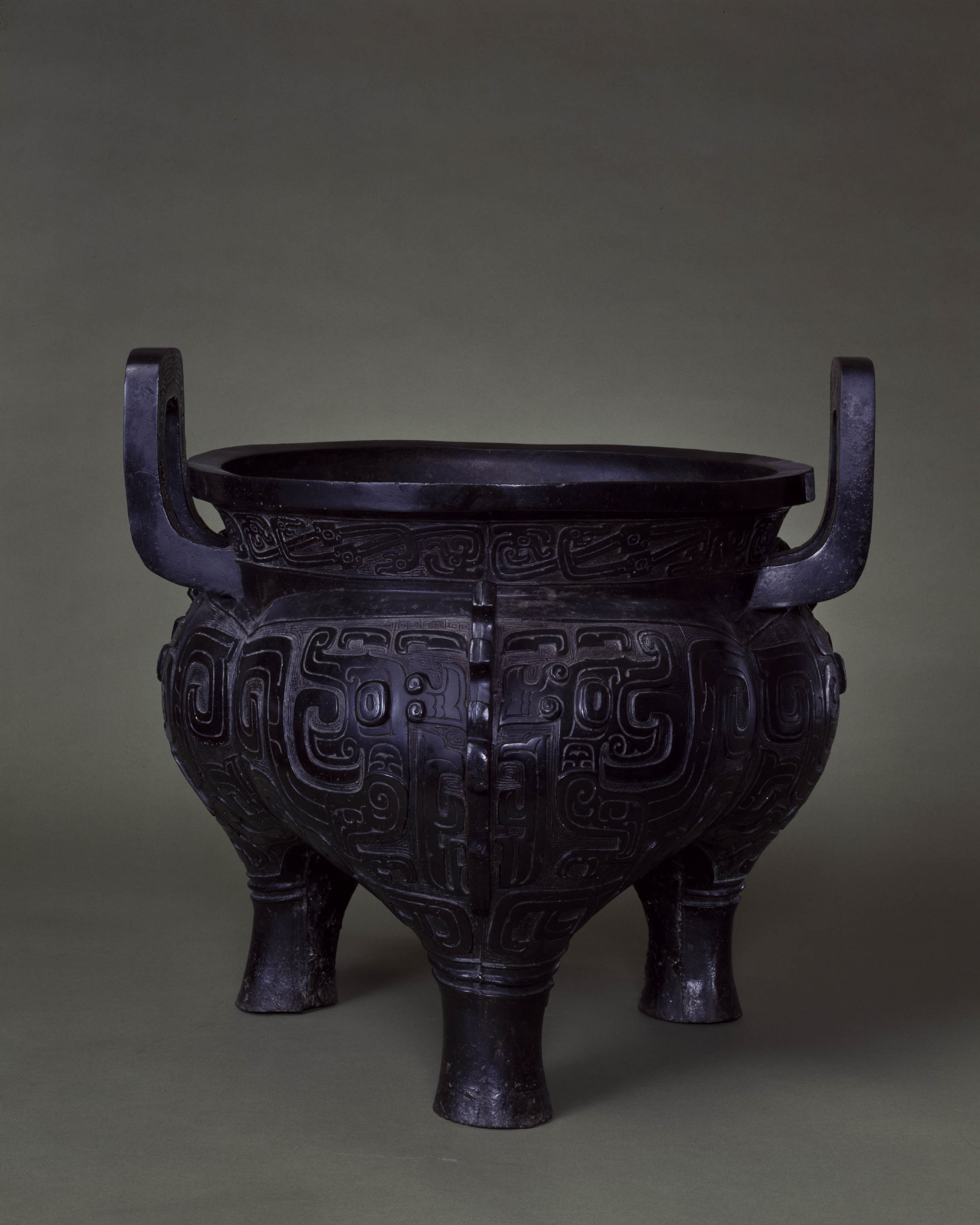 A photo of a dark bronze lobed tripod cauldron from the Mid-Western Zhou dynasty.